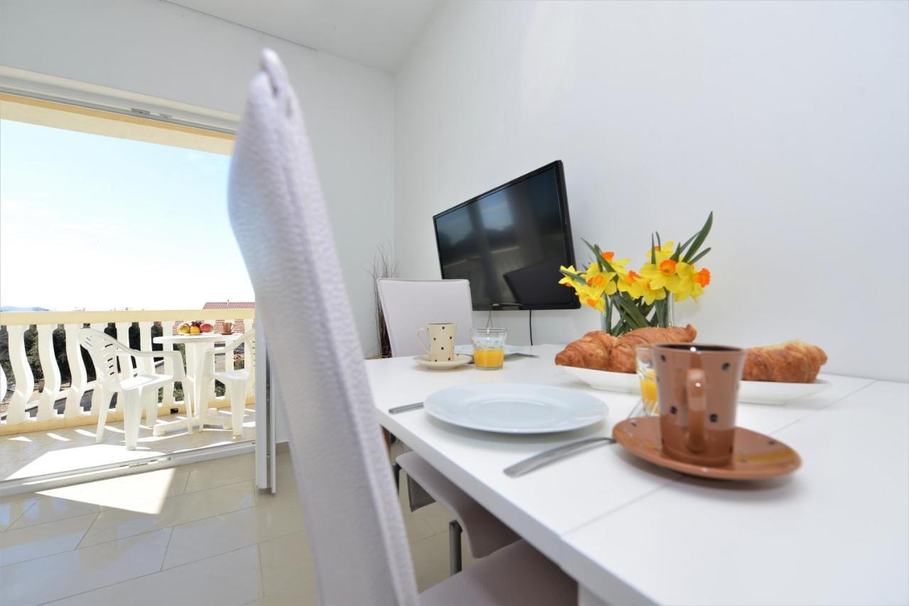 Apartments Verita Pakostane Bagian luar foto