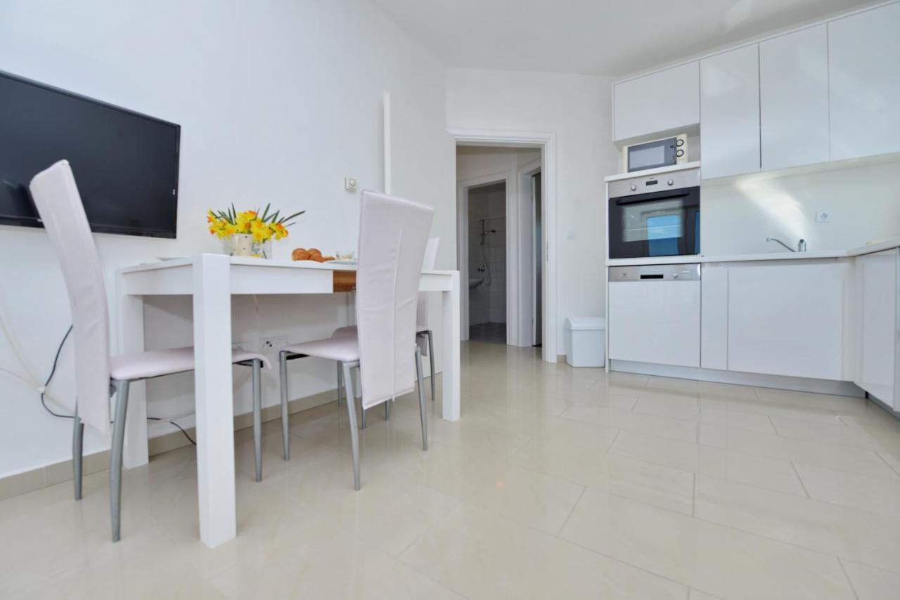 Apartments Verita Pakostane Bagian luar foto